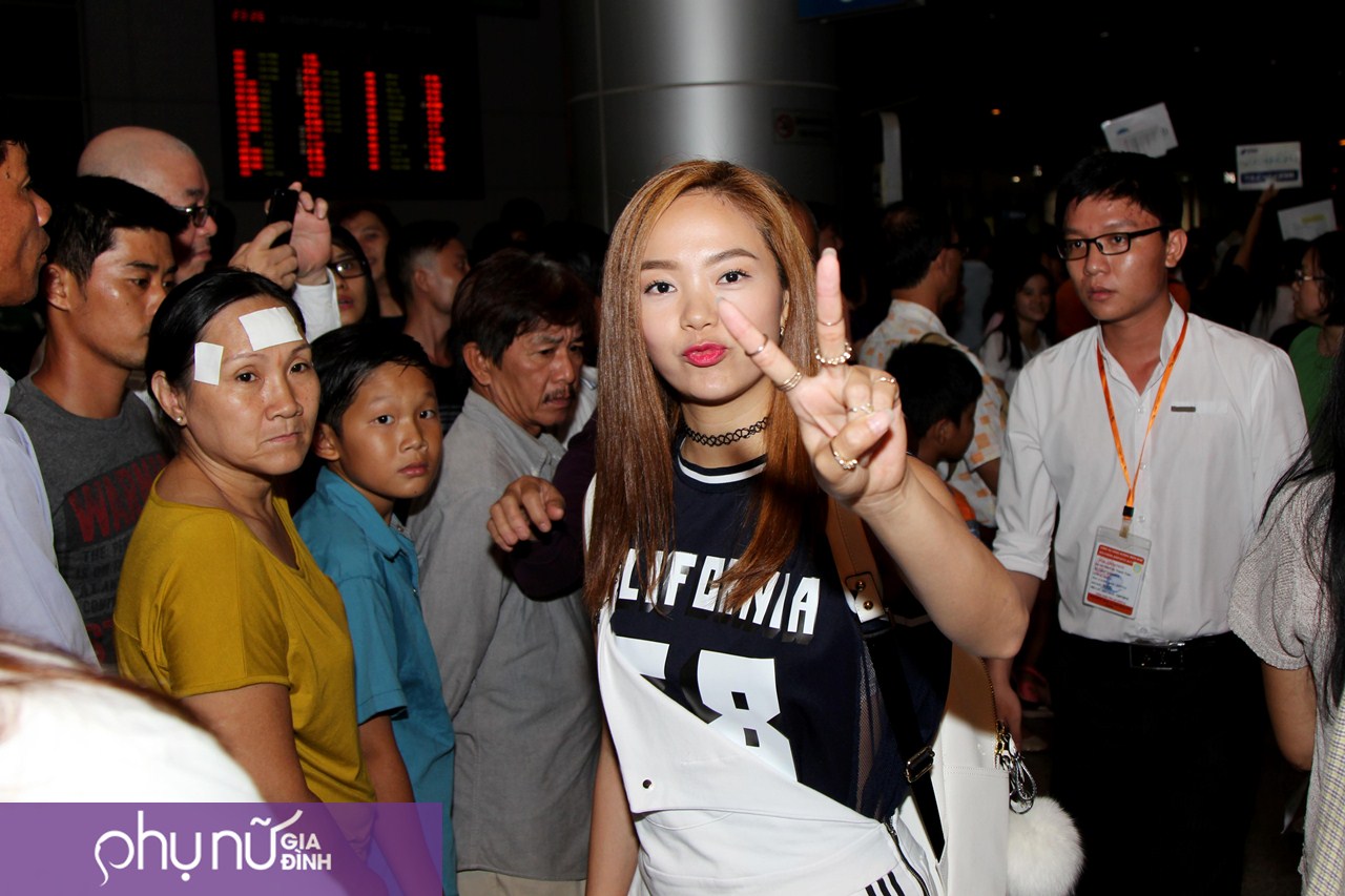 11 giờ đêm, fan vẫn vây kín Minh Hằng tại sân bay trở về từ Hàn Quốc - Ảnh 12